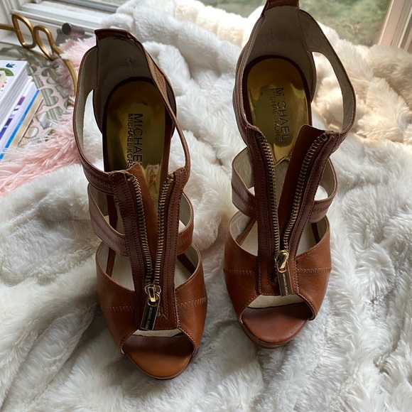 Michael Kors Berkley Leather T-Strap Heels 7.5 EUC - Picture 3 of 10